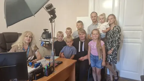 Дев'ять паспортів за один візит: як на Волині оформили документи великій родині