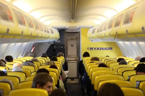 Як перестати боятися польотів: 6 порад від стюардес і психологів