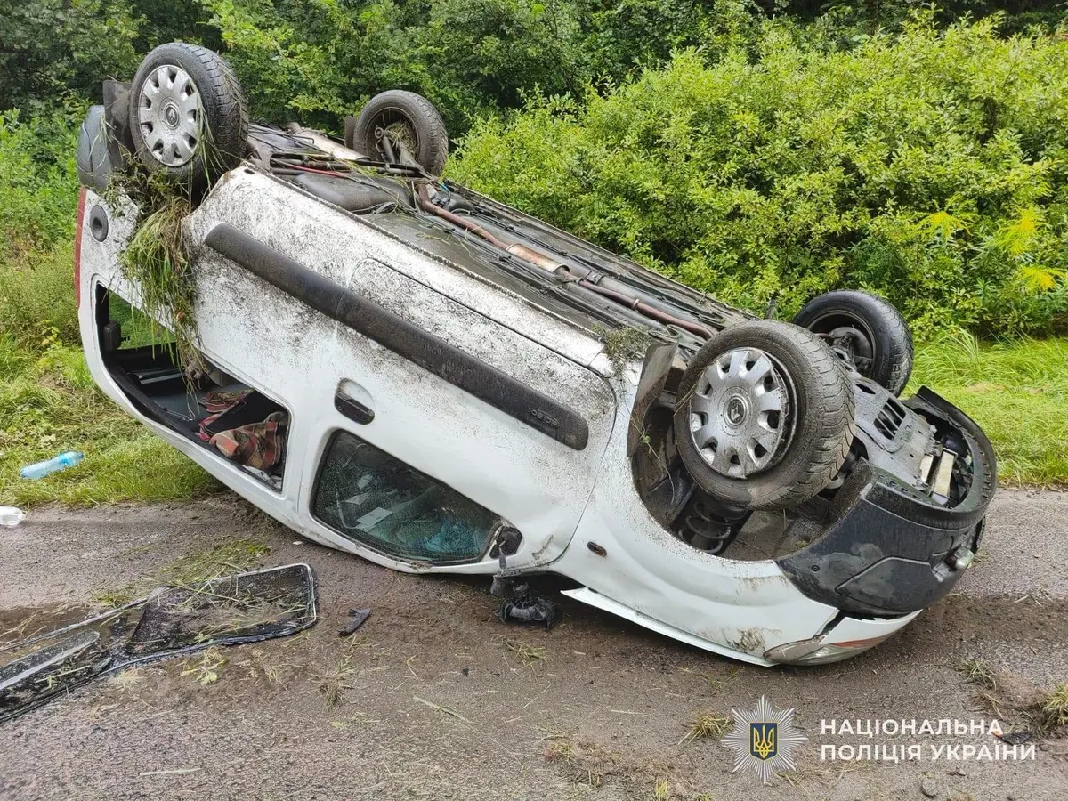 Перекинулась автівка на Дрогобиччині: постраждали жінка та троє дітей