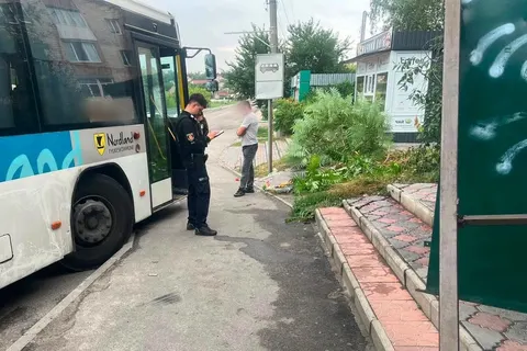 Автобус наїхав на жінку на зупинці у Сквирі: що варто знати