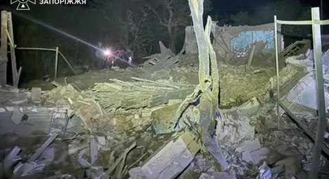 Удар по Запоріжжю: з-під завалів врятували 65-річну жінку — як діяти, якщо це станеться поруч