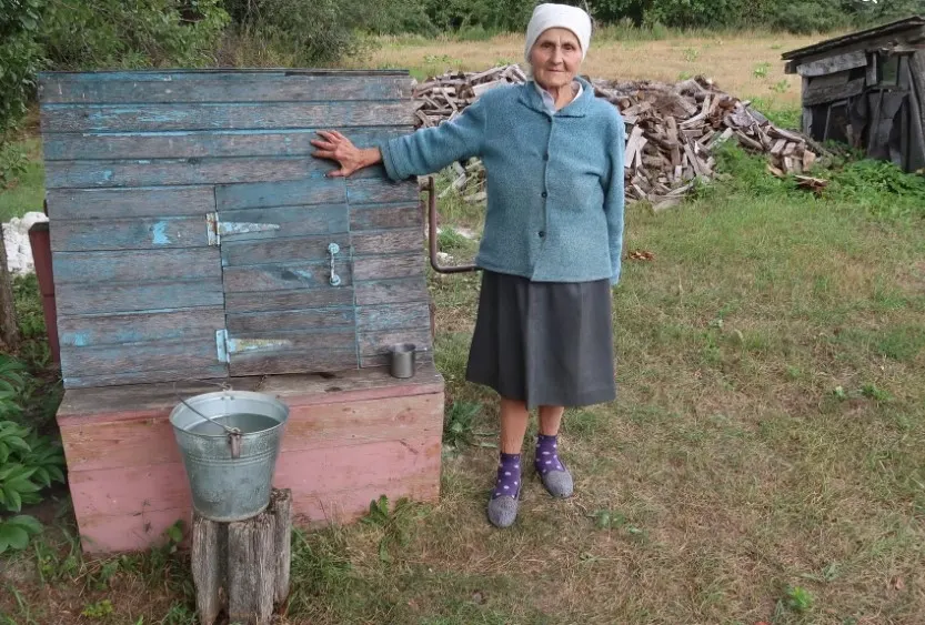 91-річна Надія Бондарук живе сама на хуторі: город, прогулянки та вірші про мир