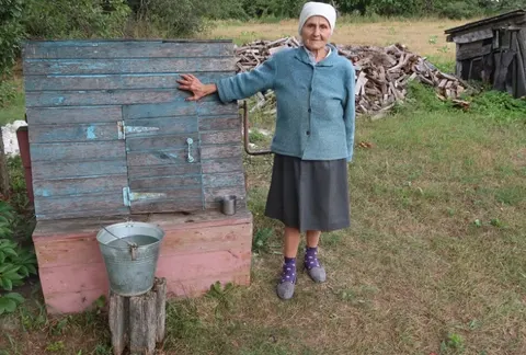 91-річна Надія Бондарук живе сама на хуторі: город, прогулянки та вірші про мир
