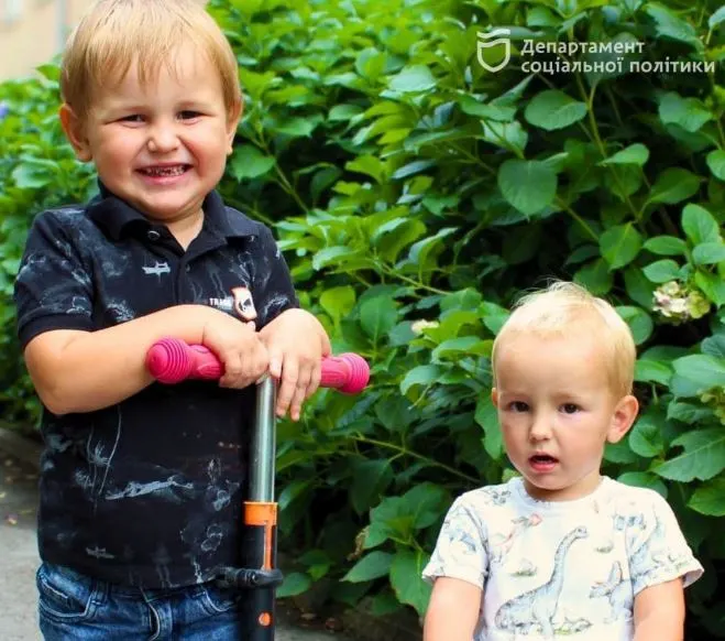 Двоє братів у Дніпрі чекають на прийомну родину: як допомогти
