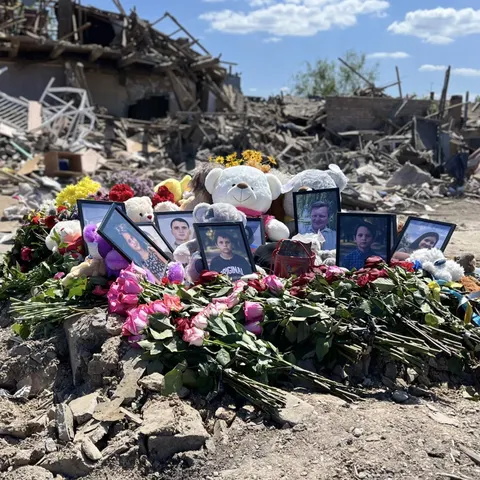 Радушне в жалобі: квіти та іграшки на місці загибелі родини Воронових