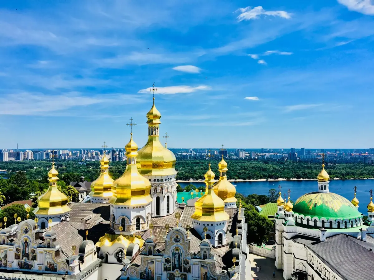 Як привітати близьких із Днем святого Пантелеймона: ідеї та поради