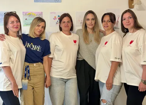 Джолі відвідала Харків і Карпати: як діти вчаться попри обстріли