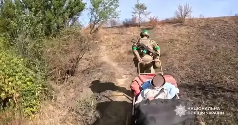 Остання мешканка Богодарівки: як поліцейські вивезли незрячу жінку з-під обстріл