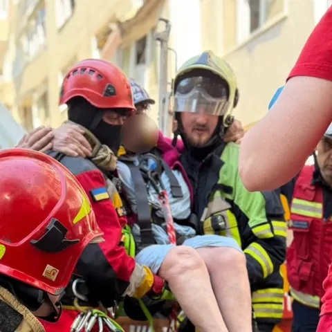 93-річну жінку врятували з-під завалів у Львові: поруч чекали рідні
