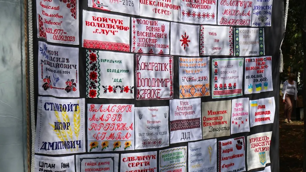 «Полотно єдності»: 80 родин військових створили панно пам'яті на Рівненщині