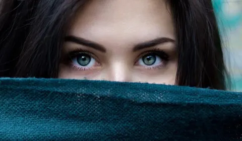 Чи можна впізнати брехуна за очима: що каже наука