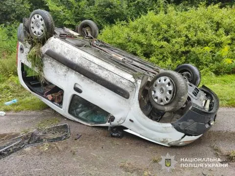 Перекинулося авто на Дрогобиччині: поради, як убезпечити дітей у салоні