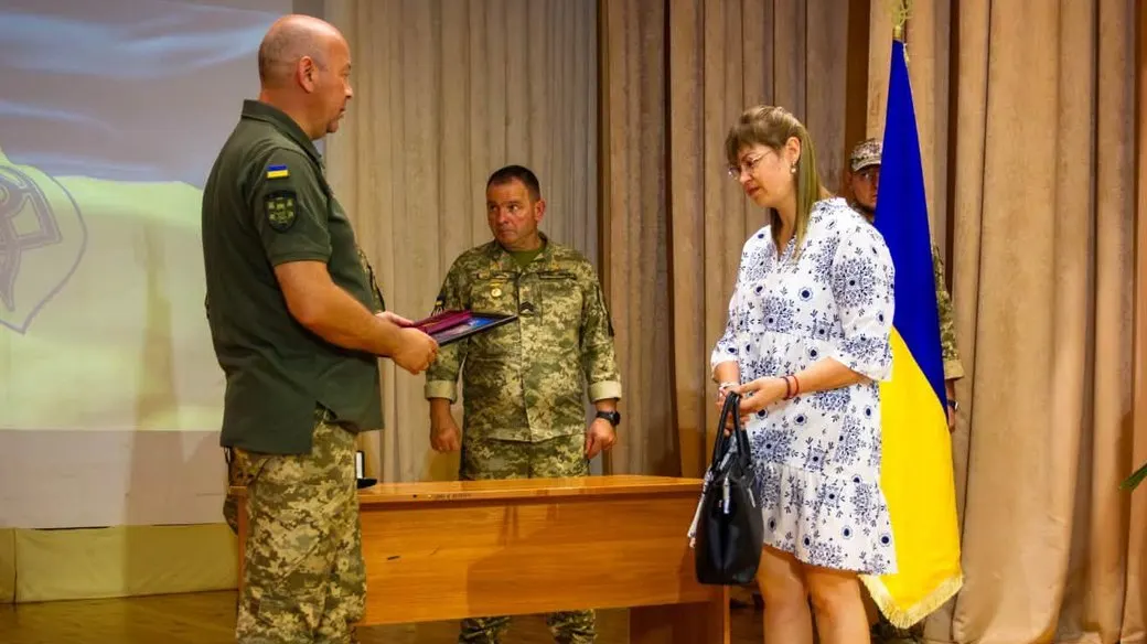 Посмертні нагороди загиблого прикордонника з Одещини передали родині