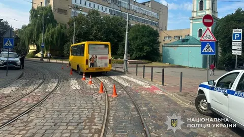 Як поводитися пішоходам: у Львові автобус збив 21-річну дівчину