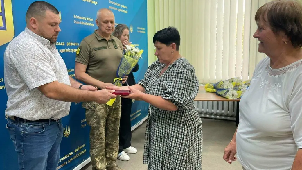 Ордени «За мужність»: родини двох загиблих воїнів з Черкащини отримали нагороди
