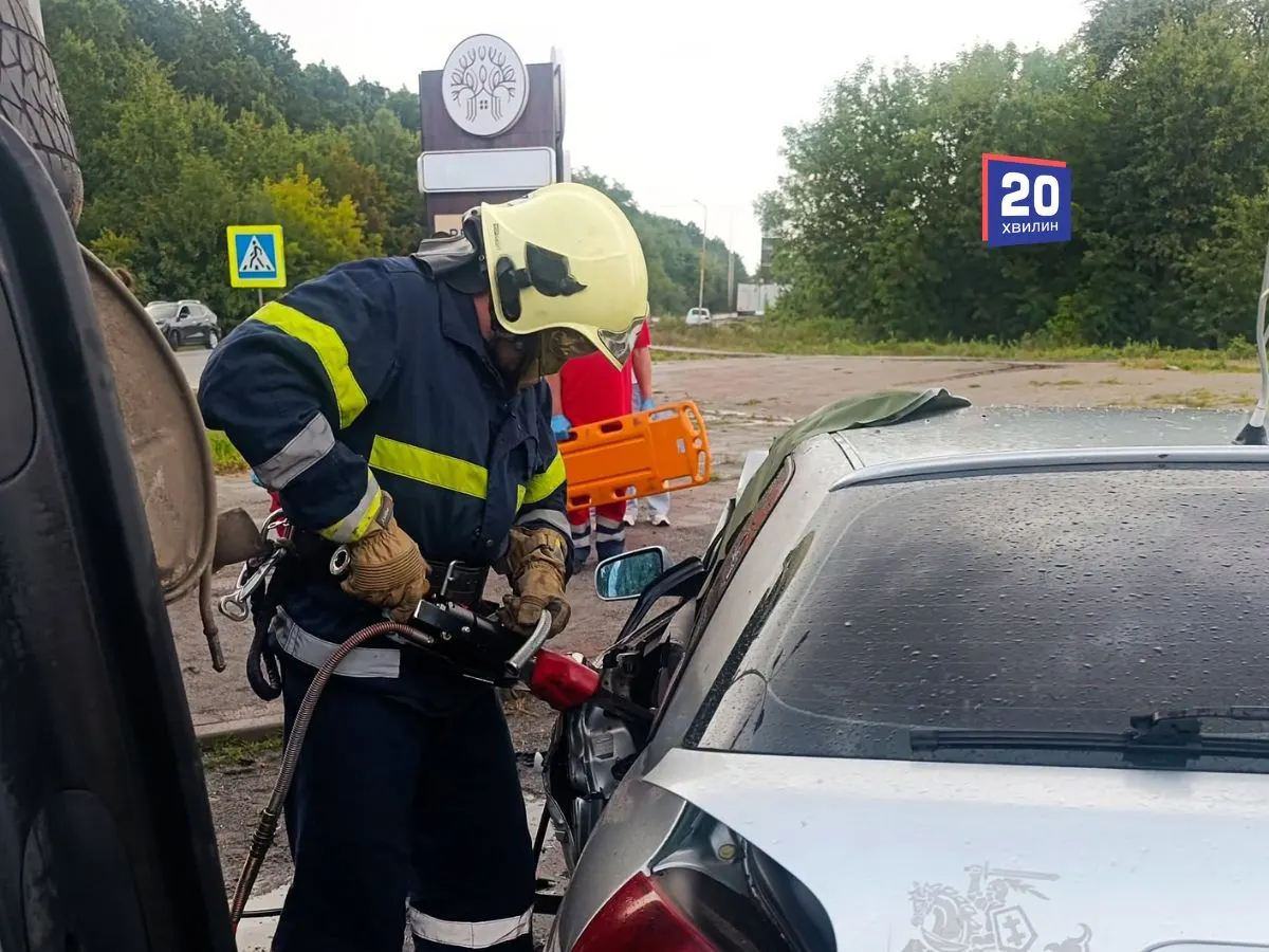 ДТП біля Сокиринців: що робити, якщо вас затисло в авто