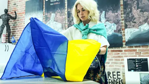 Прапор із Маріуполя: як врятувати символ та вивезти через 17 блокпостів