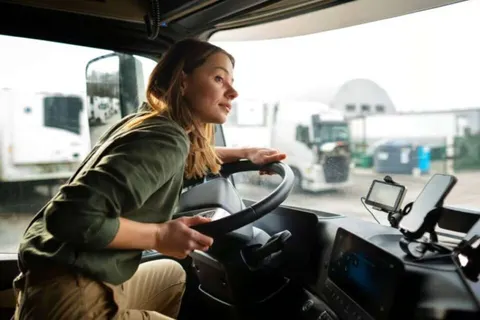 Водійкою автобуса чи вантажівки: у Дніпрі стартував новий набір на безкоштовні к