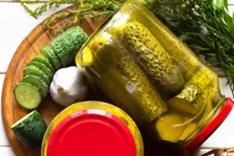 Огірки з куркумою на зиму: яскрава закуска з користю для здоров'я