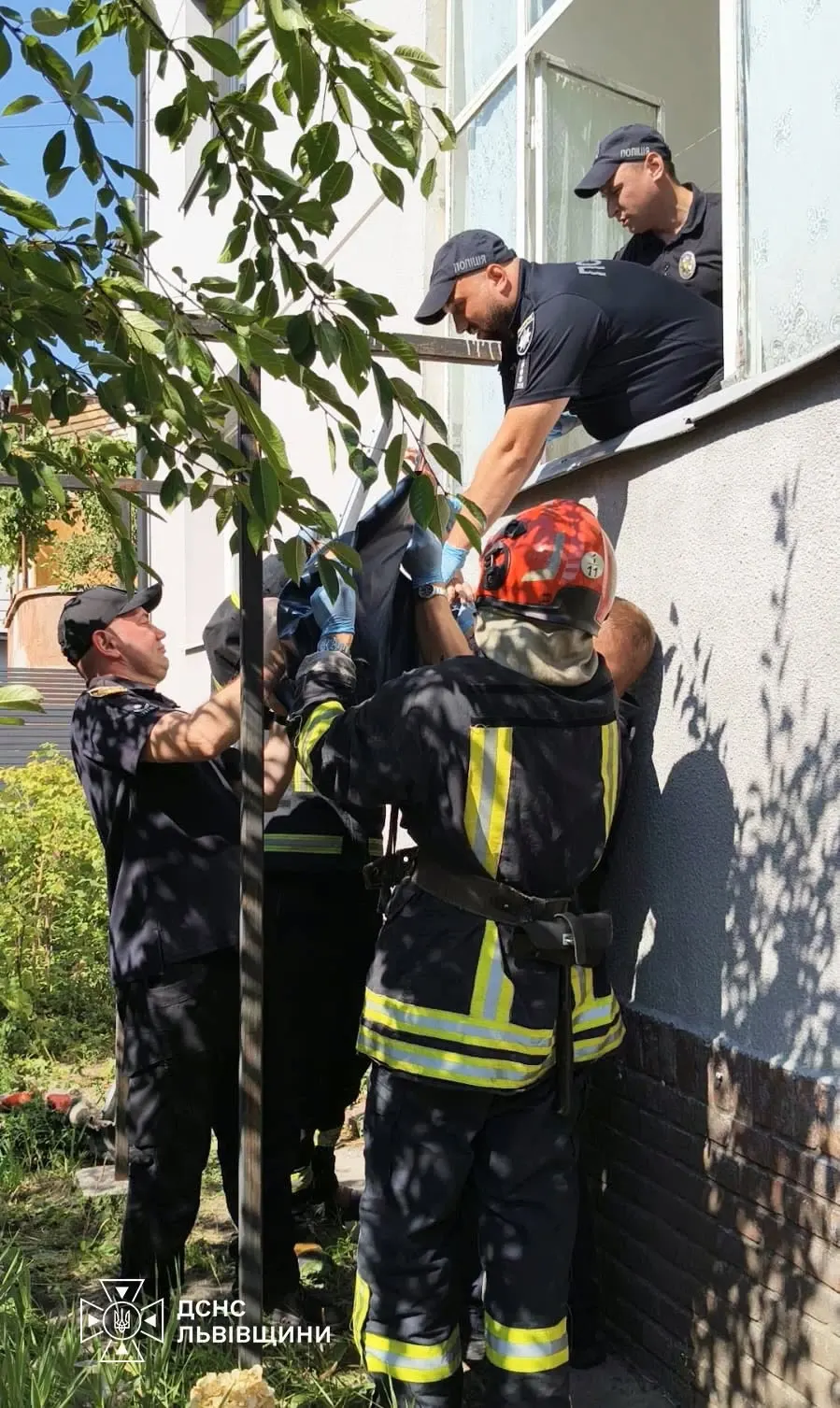 Літній жінці у Львові стало зле: як рятувальники потрапили до квартири