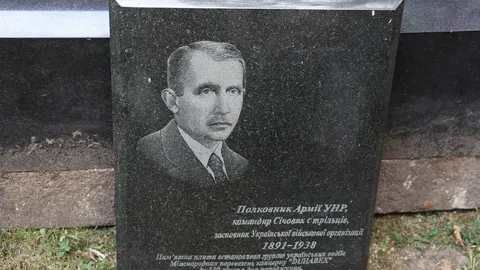 Надгробок Коновальця з Роттердама повернувся в садибу на Львівщині